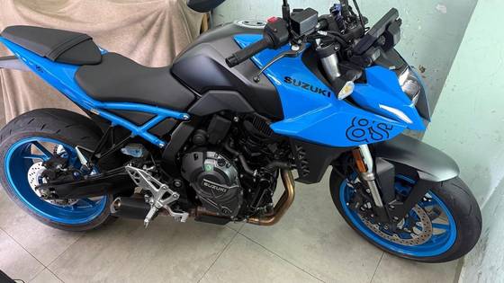 SUZUKI GSX-8S 